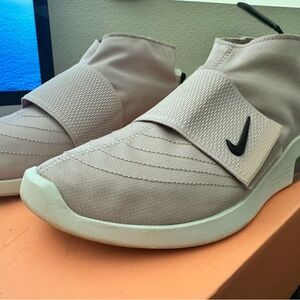 FEAR OF GOD X NIKE
Air Fear Of God Moccasin Particle Beige Sneakers